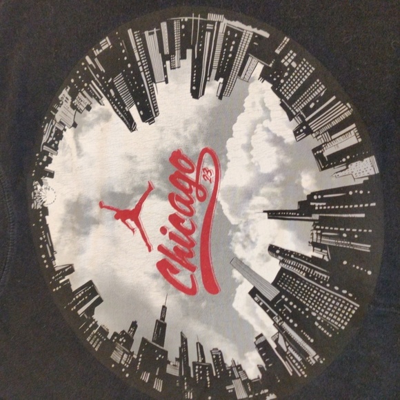 Jordan shirt with Chicago displayed in the middle - Picture 5 of 5